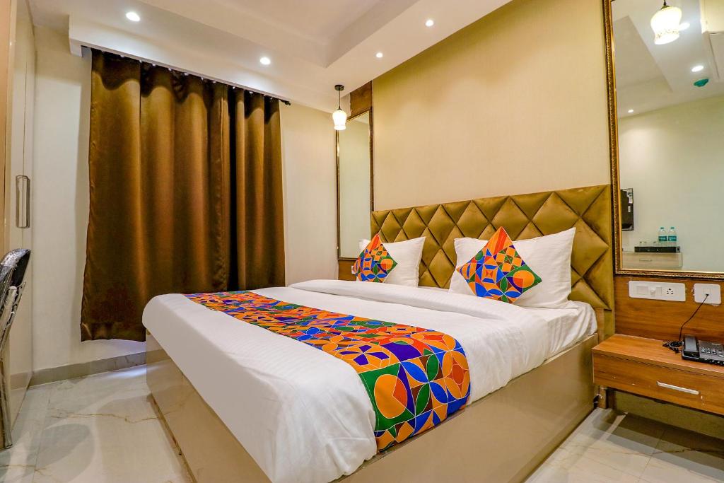 Postel nebo postele na pokoji v ubytování FabHotel F9 Pitampura