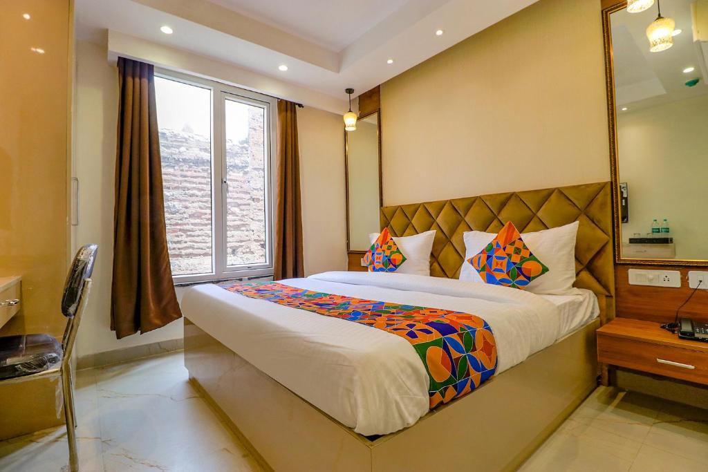 Postel nebo postele na pokoji v ubytování FabHotel F9 Pitampura