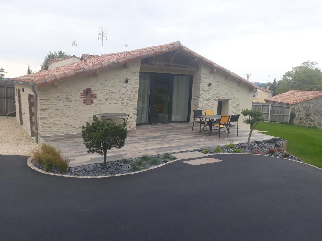 Casa con terraza y patio en Gîte de la Colinière 4 personnes, en Le Boupère