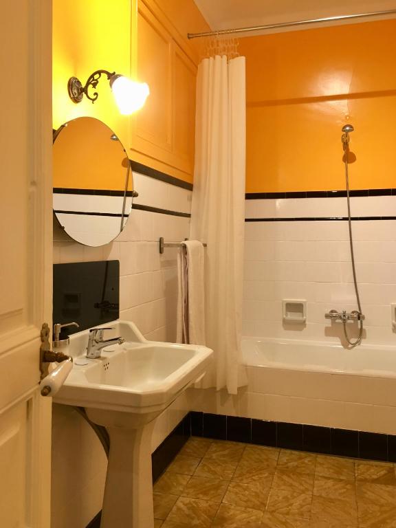A bathroom at L'ANTIGA