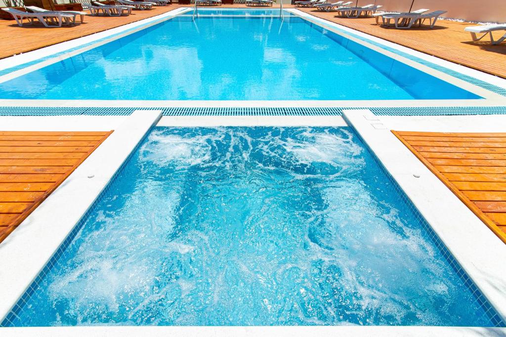 Bazén v ubytování Triton Hotel nebo v jeho okolí