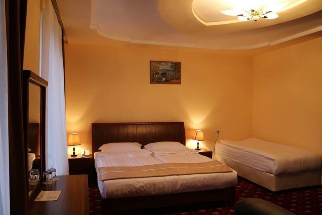 Postel nebo postele na pokoji v ubytování Gyumri Hotel