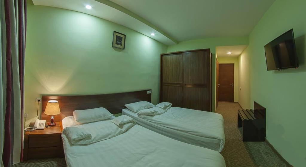 Postel nebo postele na pokoji v ubytování Gyumri Hotel