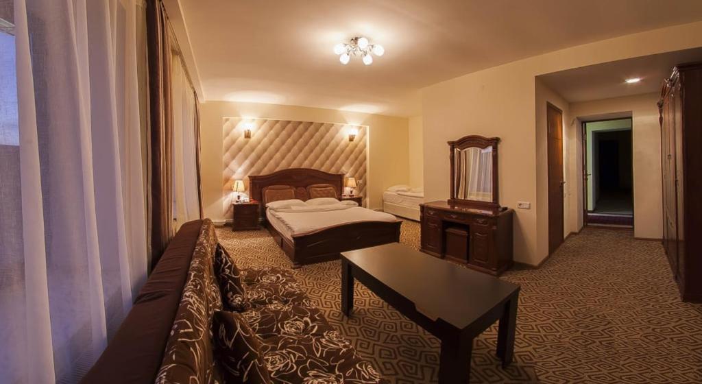 Postel nebo postele na pokoji v ubytování Gyumri Hotel