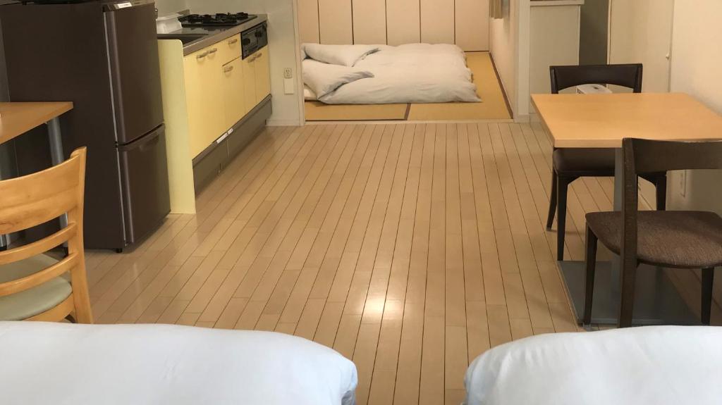 Postel nebo postele na pokoji v ubytování Across Omoromachi Naha
