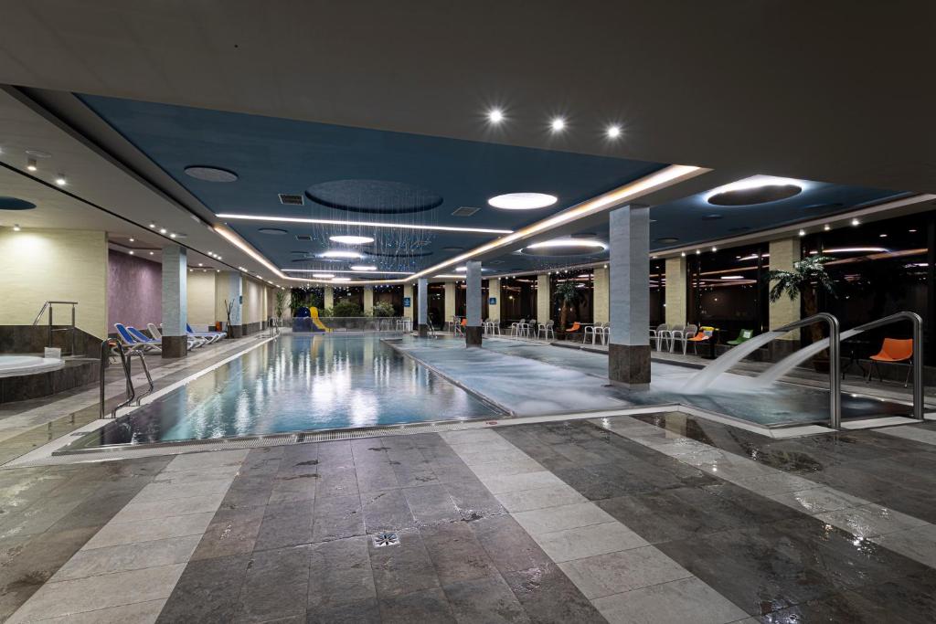 Bazén v ubytovaní Terma Słowacki Resort Medical Spa alebo v jeho blízkosti