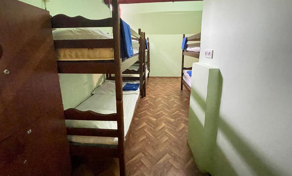 Postel nebo postele na pokoji v ubytování Kataryn Hostel