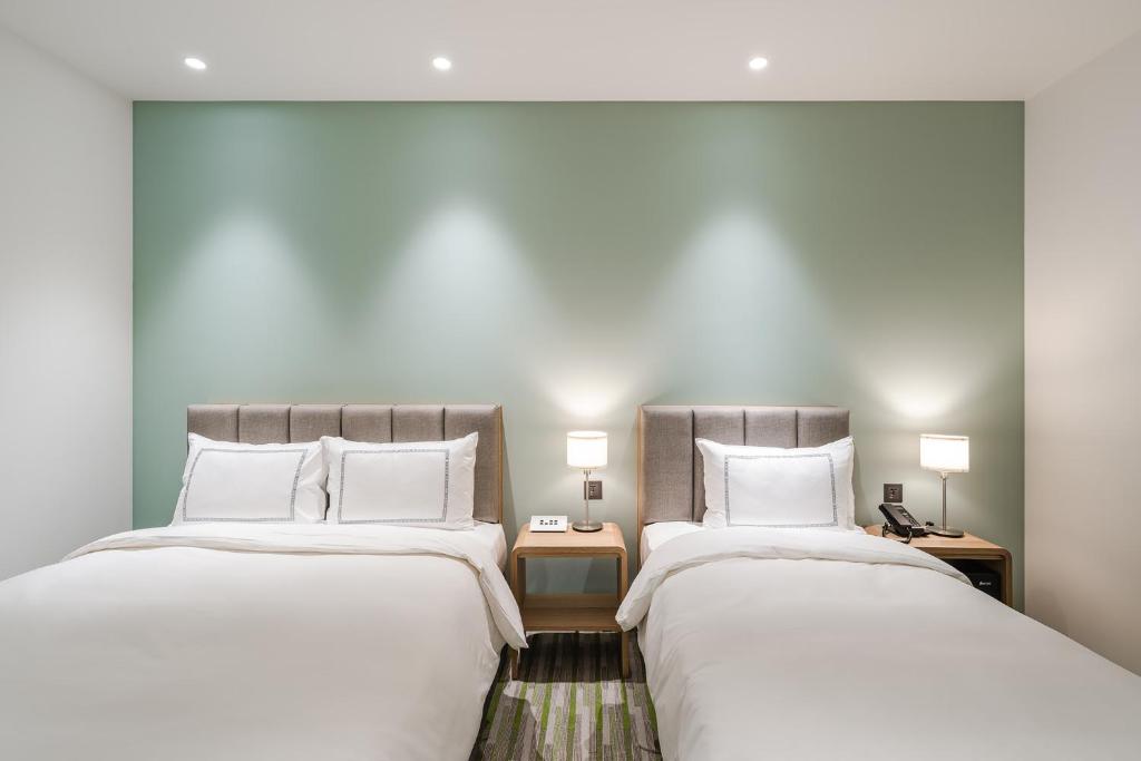 Phoenix Hotel Taichung - Superior Triple Room - No Window And Bath