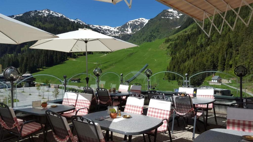 Nespecifikovaný výhled na hory nebo výhled na hory při pohledu z hotelu