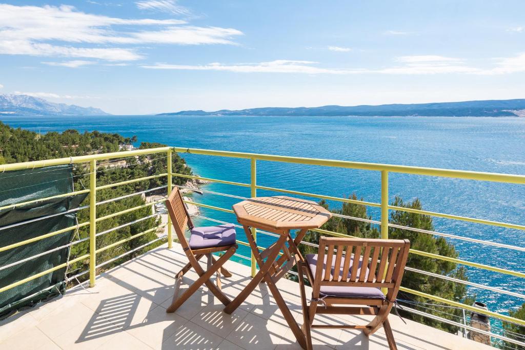 d'un balcon avec deux chaises, une table et une vue sur l'eau. dans l'établissement Seaview Apartment Marita, à Lokva Rogoznica