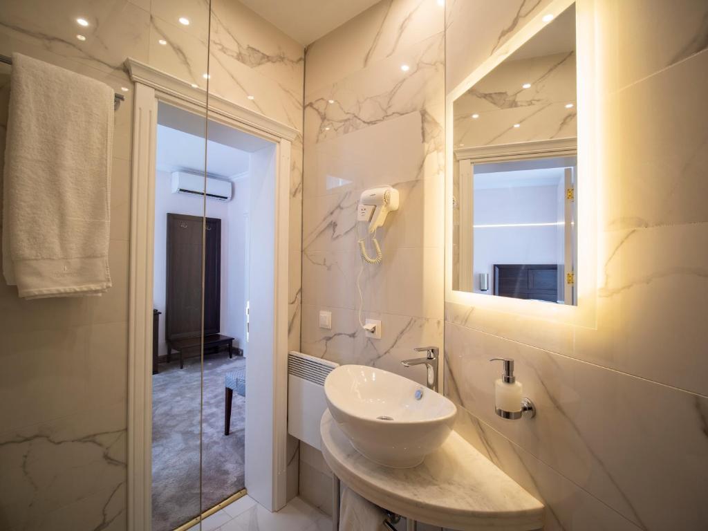 The Moon Boutique Hotel - Luxurious Single Room