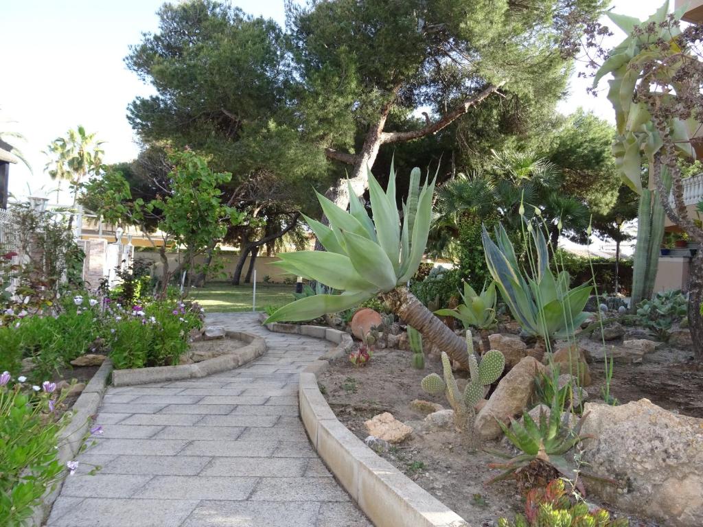 Vonkajšia záhrada v ubytovaní Villa Zenia Beach