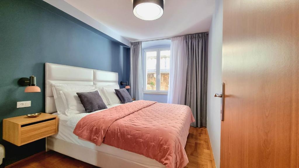 - une chambre dotée d'un lit avec un mur bleu dans l'établissement Etal Luxury Apartment, à Dubrovnik