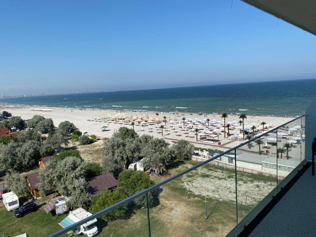 vistas a una playa con gente en la arena en White Tower Mamaia Apartament 608, en Mamaia