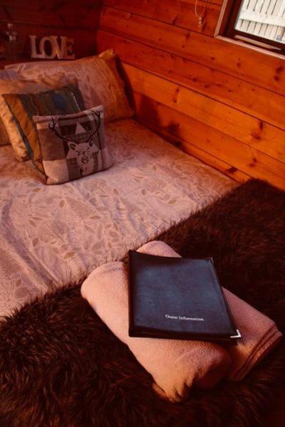 Postel nebo postele na pokoji v ubytování Skipbridge farm glamping