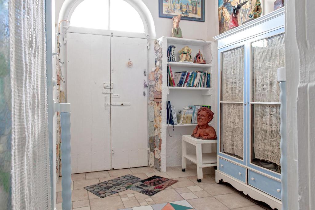 pokój dla dzieci z półką na książki i pokój z posągiem w obiekcie La casa degli artisti w mieście Rosignano Marittimo