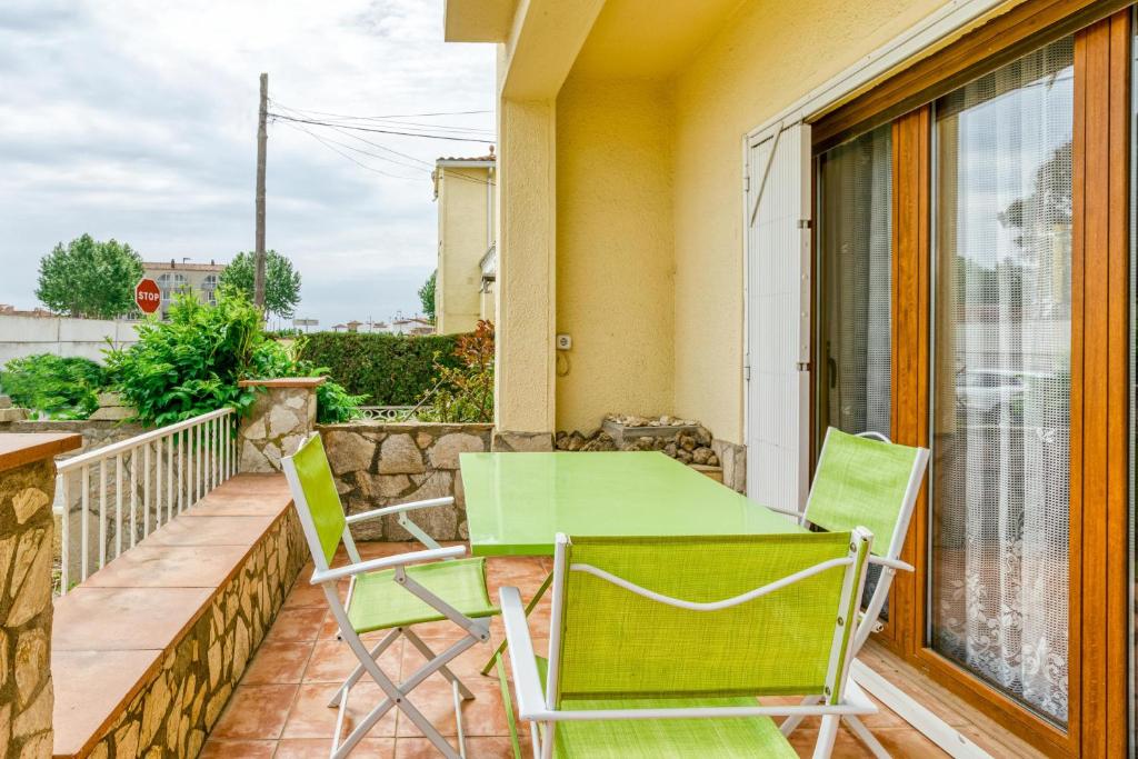 Un patio con dos sillas y una mesa en un balcón. en Ampuriabrava, en Empuriabrava