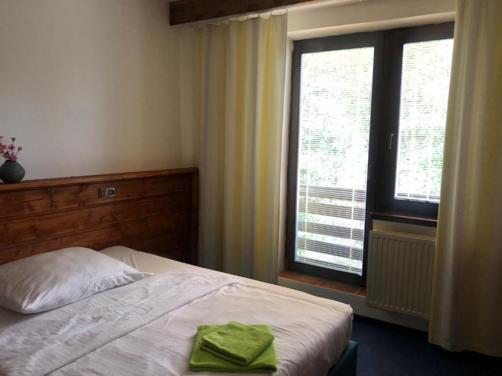 Postel nebo postele na pokoji v ubytování Hotel Ondras z Beskyd