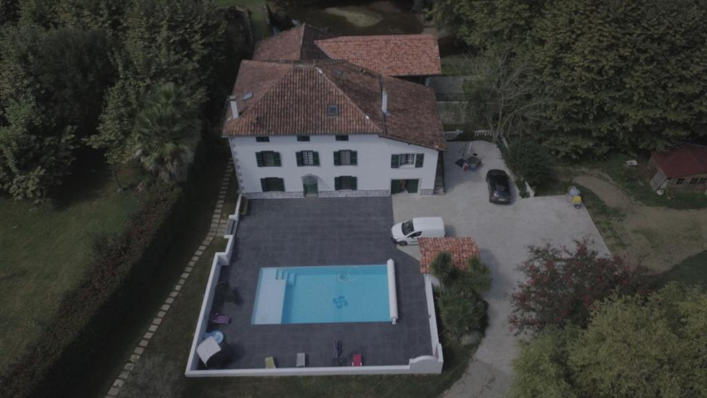 une vue aérienne d'une maison avec piscine dans l'établissement Gite Moulin Urketa, à Ayherre