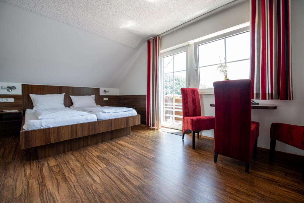 Postel nebo postele na pokoji v ubytování Garni Hotel Henn