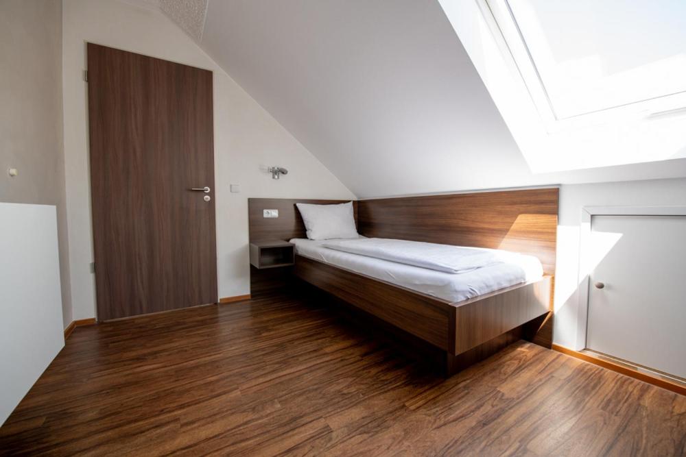 Postel nebo postele na pokoji v ubytování Garni Hotel Henn