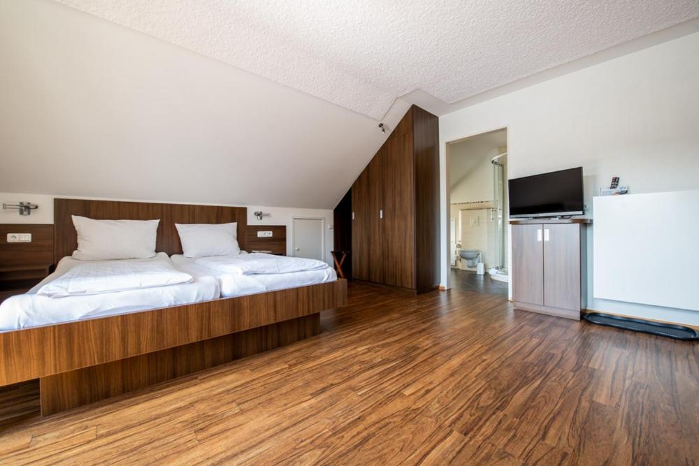 Postel nebo postele na pokoji v ubytování Garni Hotel Henn