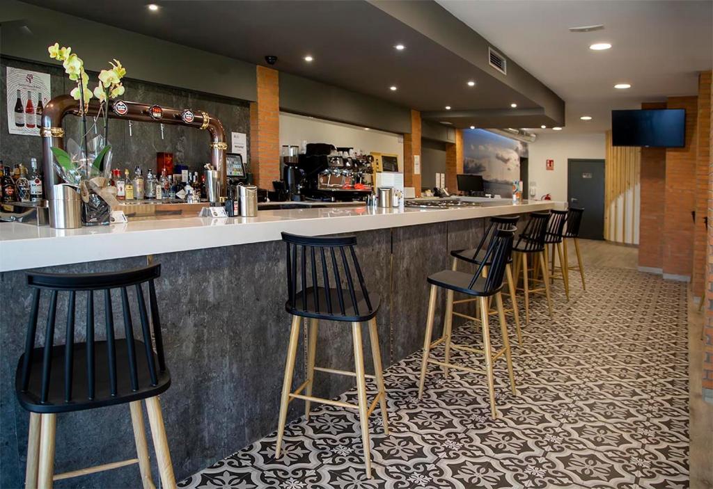 Hostal Restaurante Cuatro Caminos, Cubillos del Sil – Precios actualizados  2023