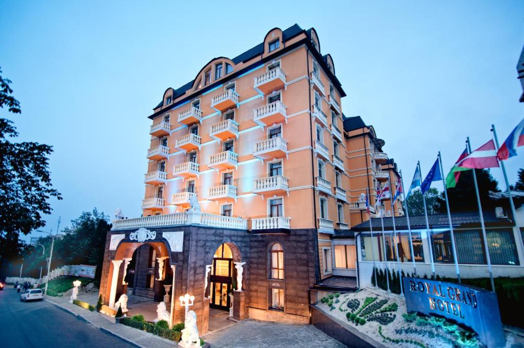 eine Darstellung des Pelham Hotels in Budapests in der Unterkunft Royal Hotel and SPA Geneva in Truskawez