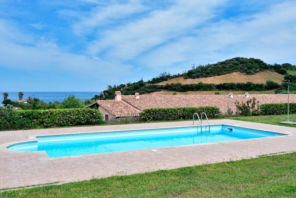 una piscina frente a una casa en Casa del Sole, en Tertenìa