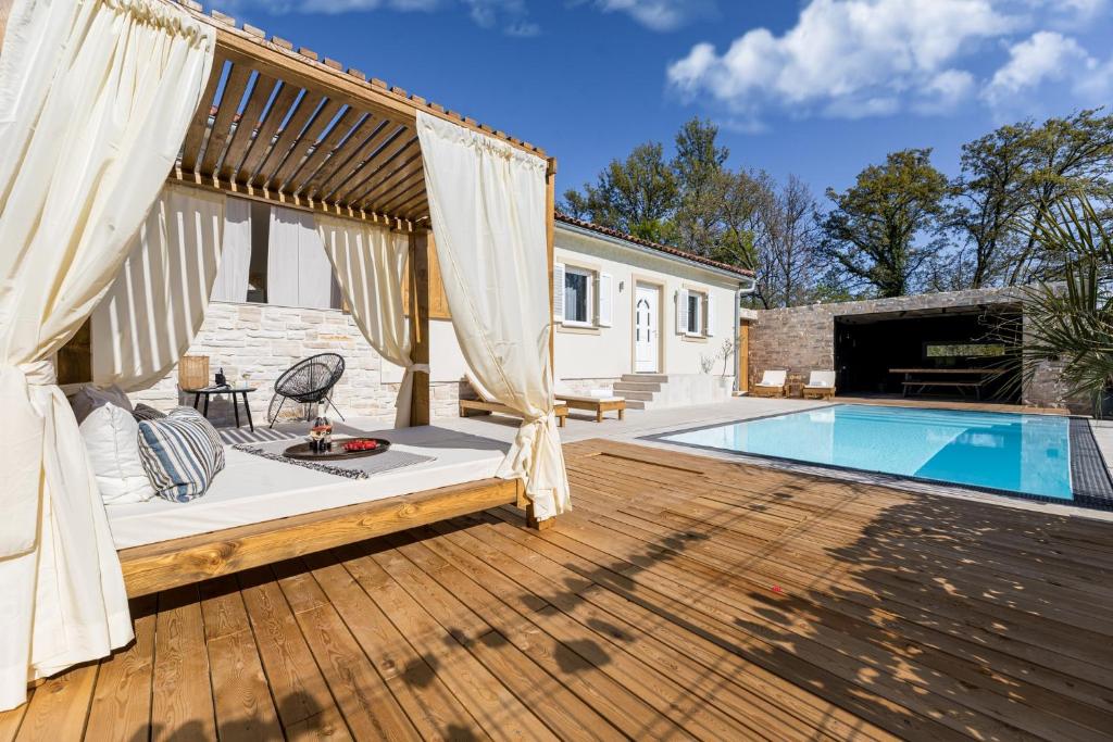 La alberca dentro o cerca de Villa Luna