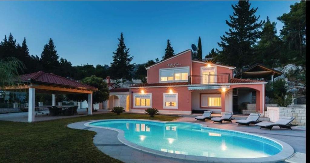 una casa con piscina en el patio en Villa Fabry, en Ploče