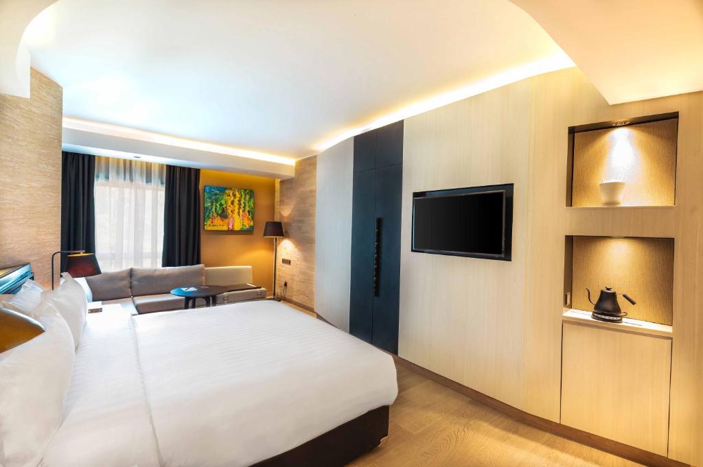 TV a/nebo společenská místnost v ubytování Tribe Hotel, Nairobi, a Member of Design Hotels