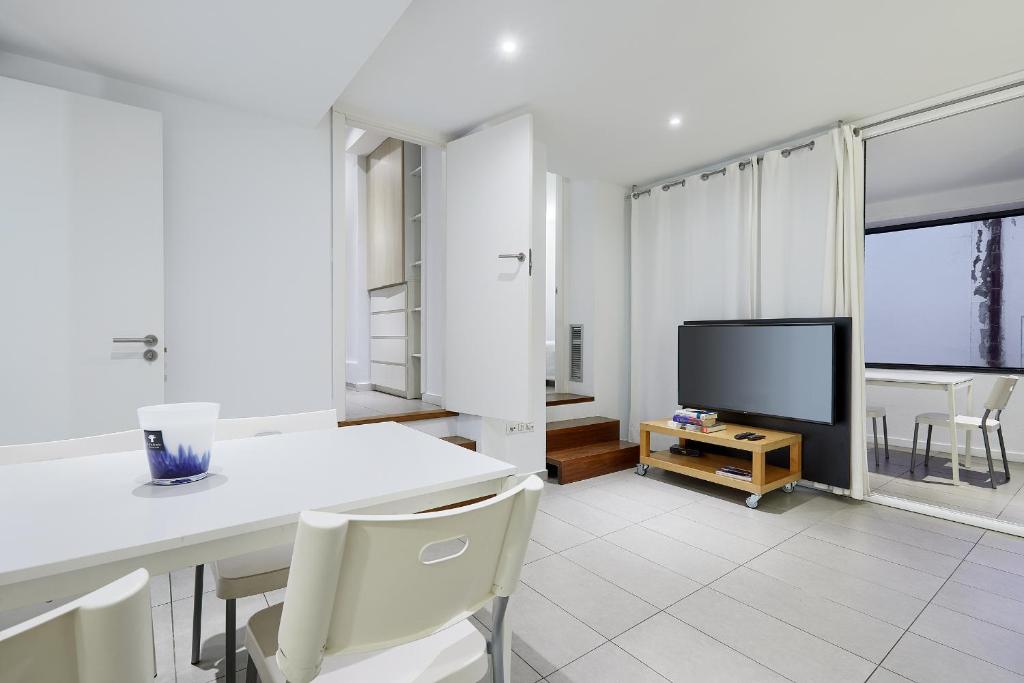 Televízia a/alebo spoločenská miestnosť v ubytovaní Canvas Apartments&Lofts