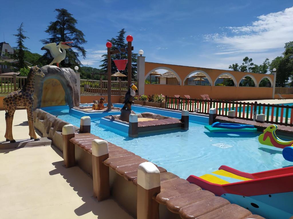 une aire de jeux avec un parc aquatique doté d'une girafe et de toboggans dans l'établissement Camping Domaine de Senaud, à Albon