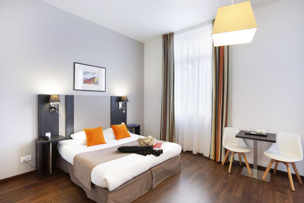 Llit o llits en una habitació de Appart Hotel Odalys City Toulouse Colombélie