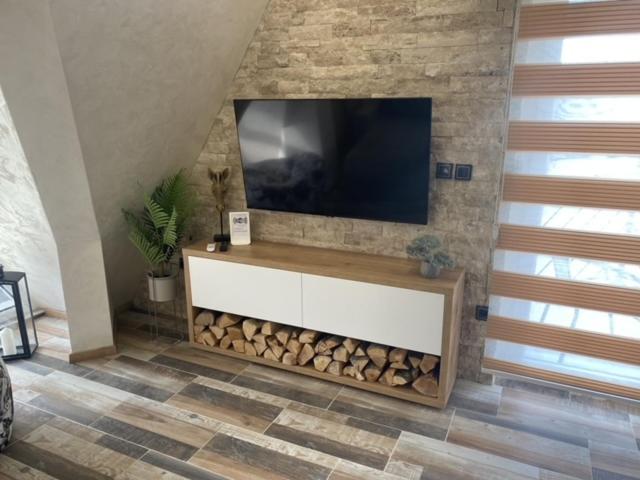 TV a/nebo společenská místnost v ubytování DivčiBor