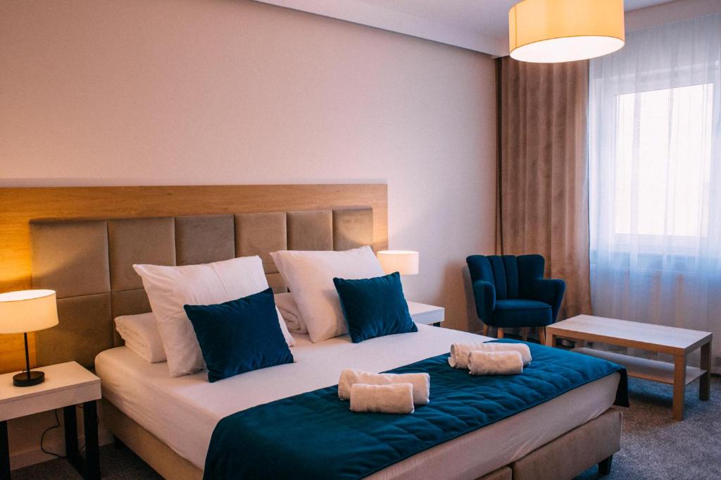 Topólka的住宿－Jesionowa Noclegi，酒店客房,配有带两条毛巾的床