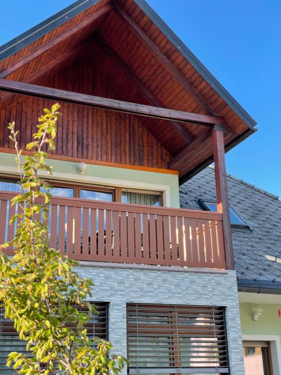 ISONZO APARTMENT - Appartement Trois Chambres Avec Balcon