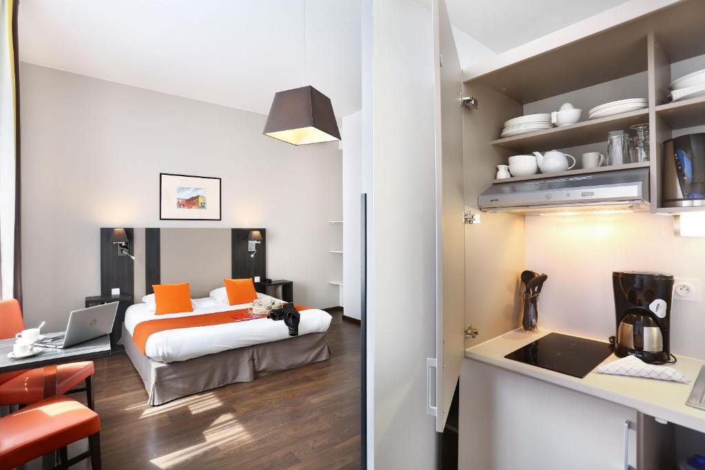 Llit o llits en una habitació de Appart Hotel Odalys City Toulouse Colombélie