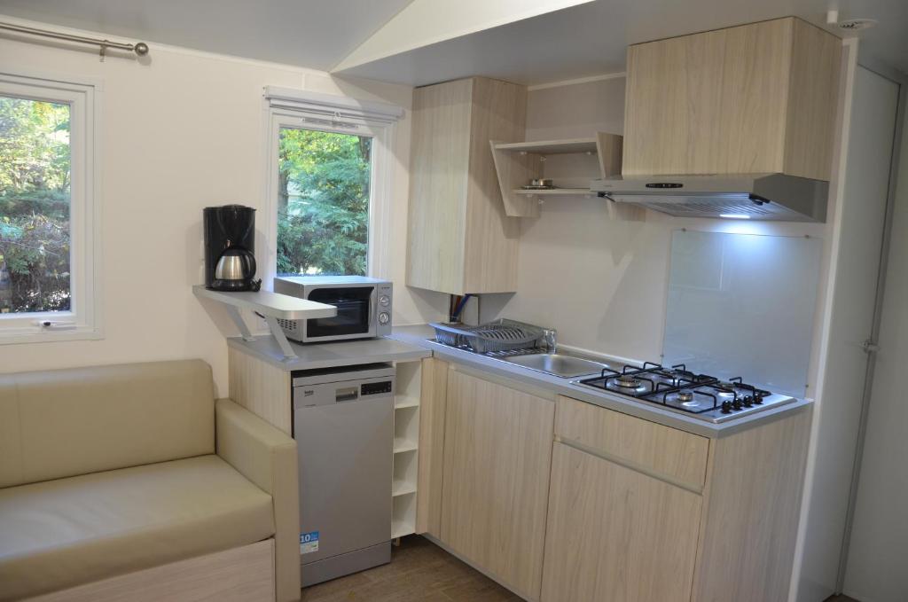 Cuisine ou kitchenette dans l&#39;&eacute;tablissement Camping Les Mijeannes