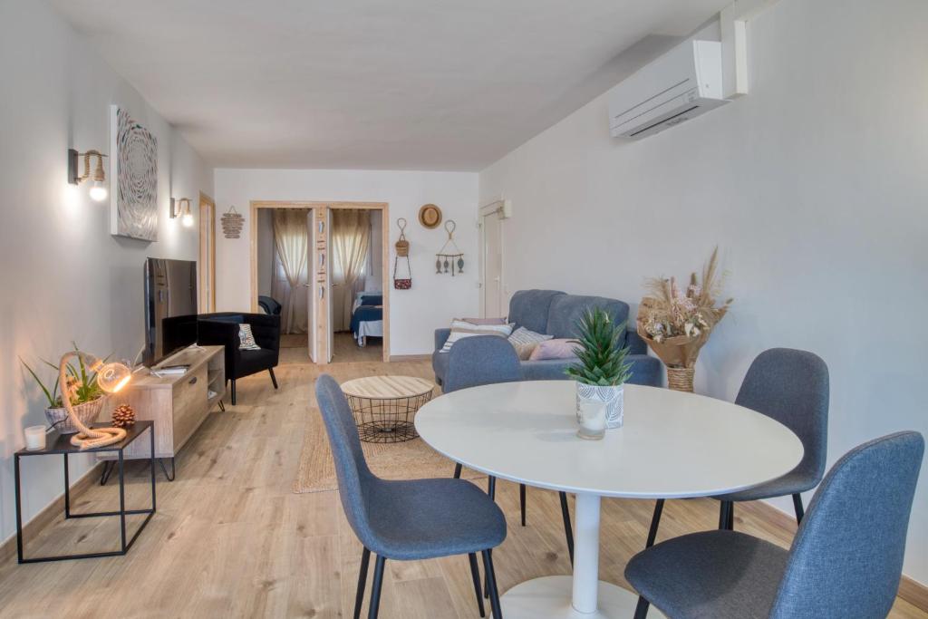 a living room with a white table and chairs at Kaminias III Apartament reformat per 4 persones a Politur a 10 minuts a peu de la Cala Rovira in Platja  d'Aro