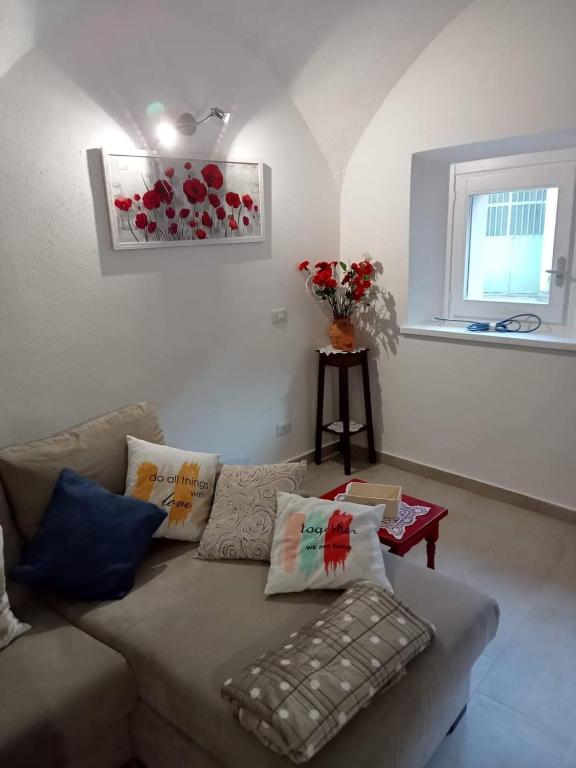 a living room with a couch and a vase of flowers at Casa marlene in Orino