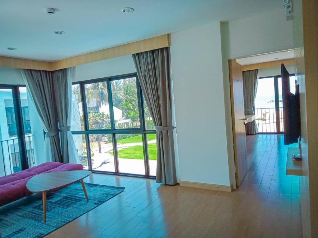 Postel nebo postele na pokoji v ubytování HATCHAO HERITAGE BEACH FRONT RESORT