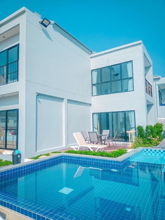 Bazén v ubytování HATCHAO HERITAGE BEACH FRONT RESORT nebo v jeho okolí