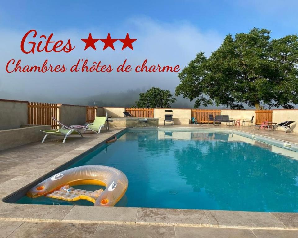 Una piscina con un cartel que lee ciudades Chicago Miles hacen cloro en Terres de Barréjat, en Cazals-des-Baylès