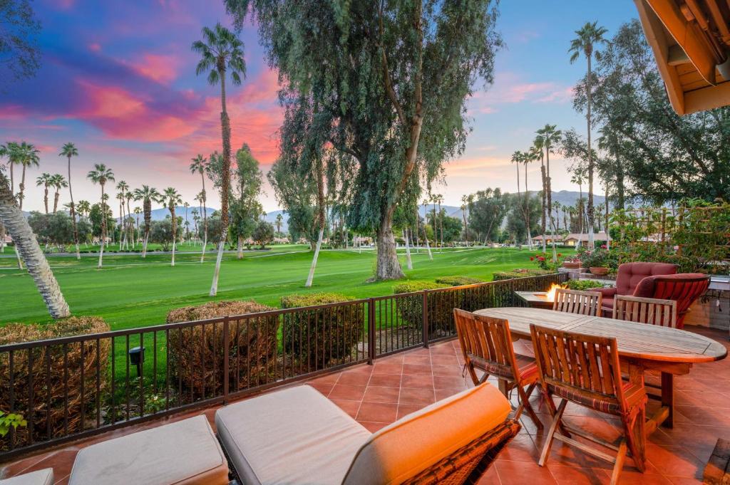 Zahrada ubytování Spectacular condo with private golf privileges includes golf cart on Monterey Country Club !!