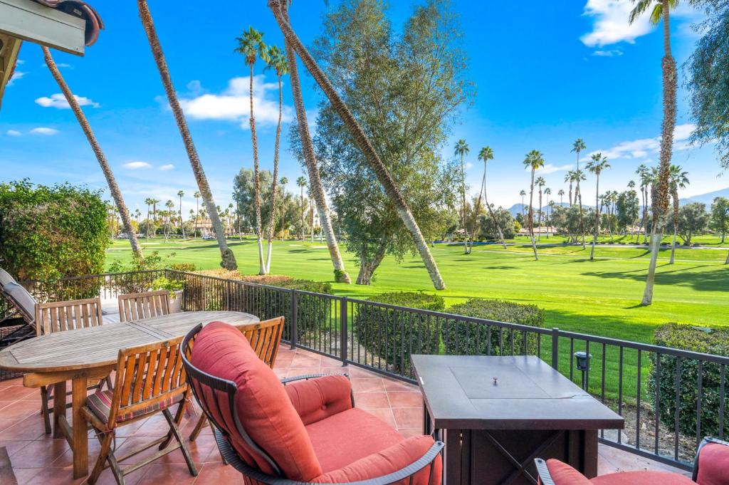 Zahrada ubytování Spectacular condo with private golf privileges includes golf cart on Monterey Country Club !!