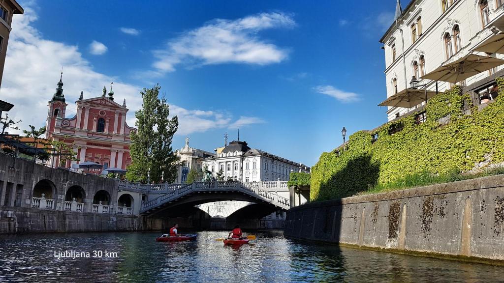 Výhled na řeku, která protéká v blízkosti ubytování v soukromí