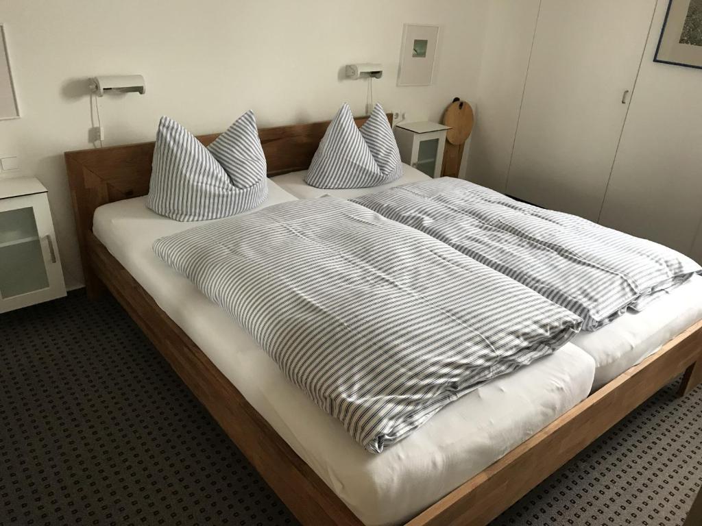 Tempat tidur dalam kamar di Ferienwohnung Alte Schmiede 15