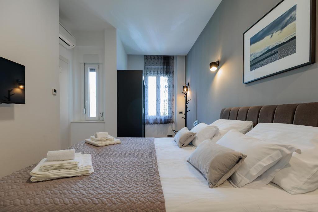 Posteľ alebo postele v izbe v ubytovaní Sunset Bridge Apartment